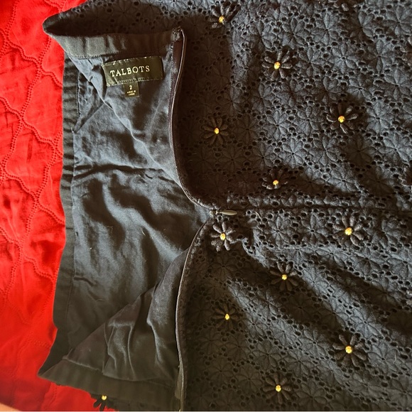 Talbots Navy Pencil skirt with flower embellishments- size 2 - Picture 8 of 8